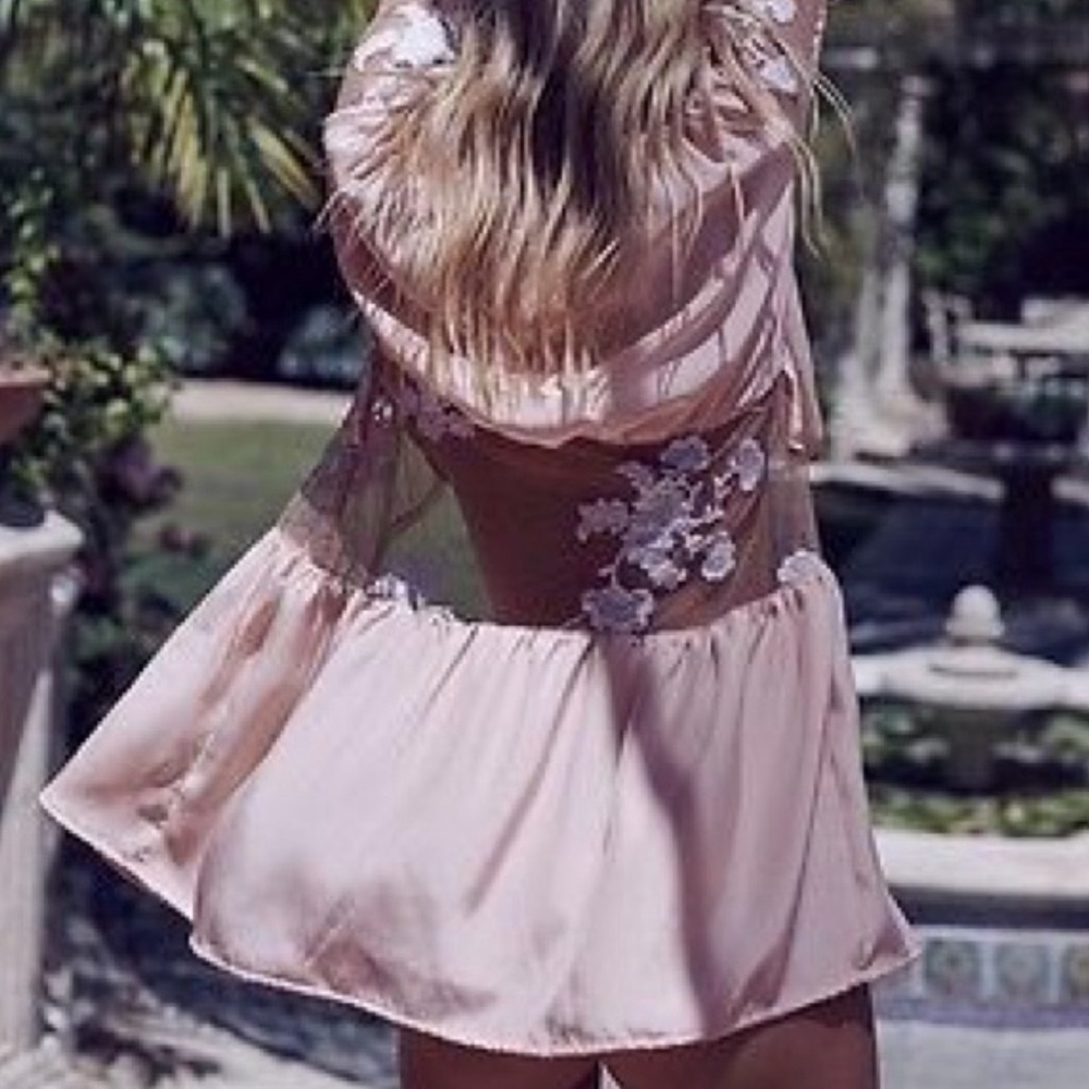 🦋For Love & Lemons Robe - Picture 4 of 4